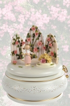 Spieldose - Im Rosengarten mit rosa Rosen Spieldose - Im Rosengarten mit rosa Rosen