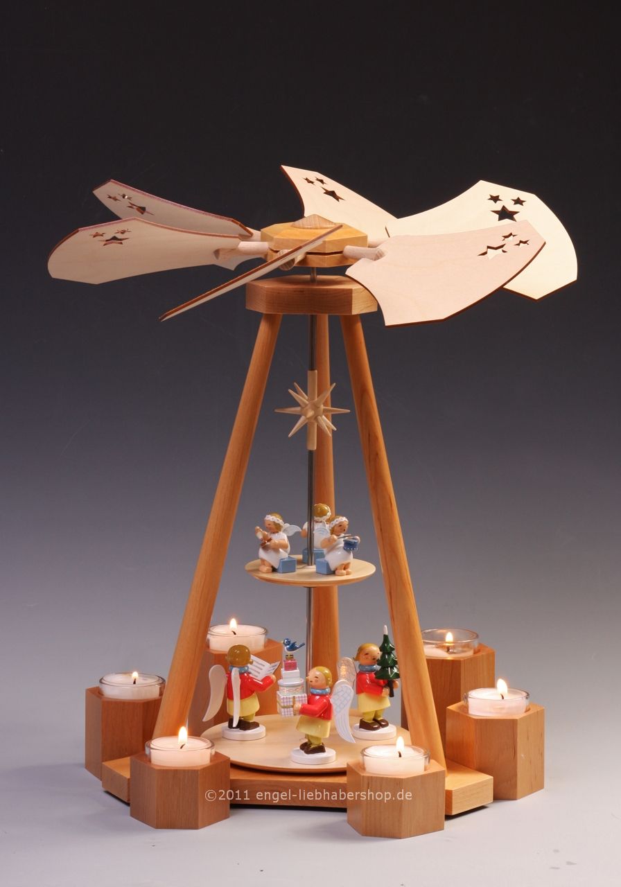 Pyramide in natur mit Gabenbringern