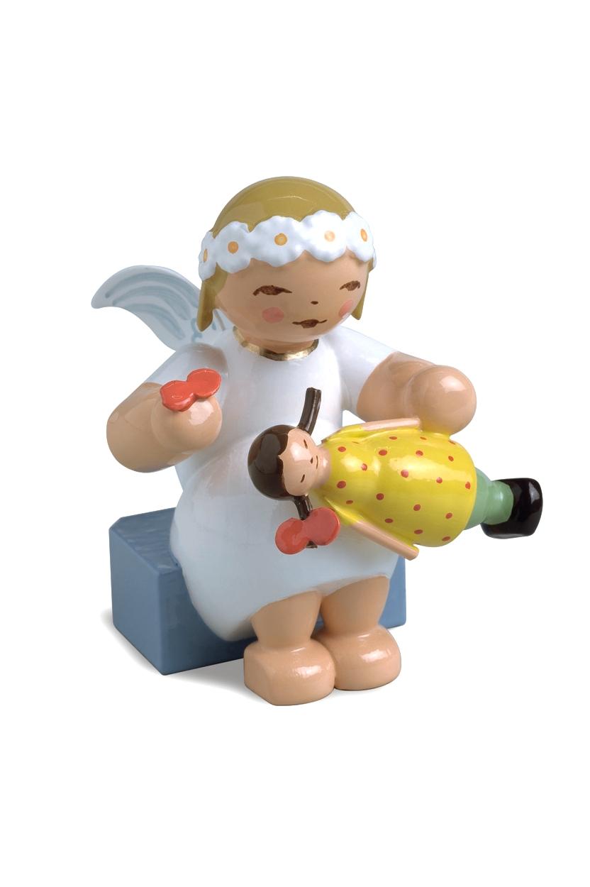 kleiner Margeritenengel von Wendt & Kühn - sitzend mit Puppe