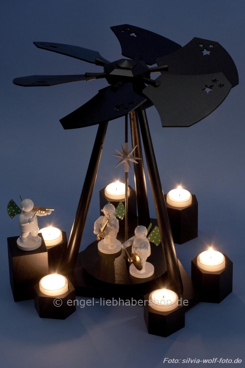 Pyramide mit 3 Engeln der Klangfarbe weiß Pyramide mit 3 Engeln der Klangfarbe weiß