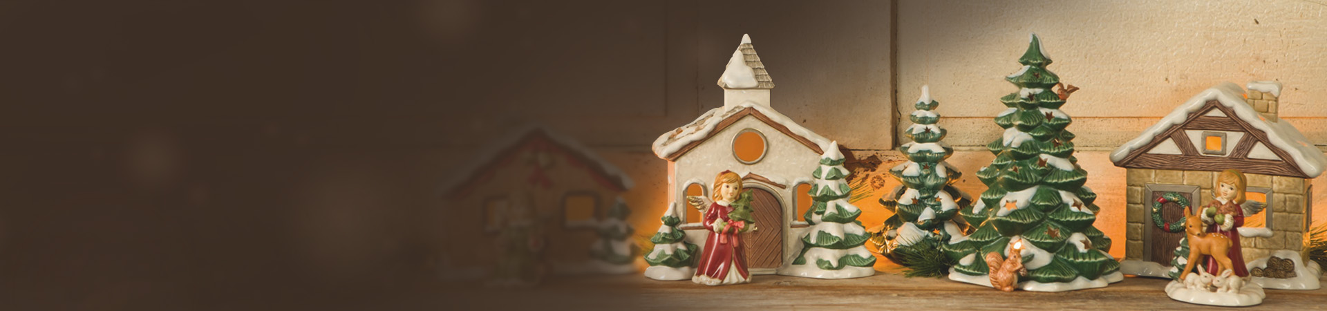 Göbel Figuren Engel mit Tannenbäumen und Häusern