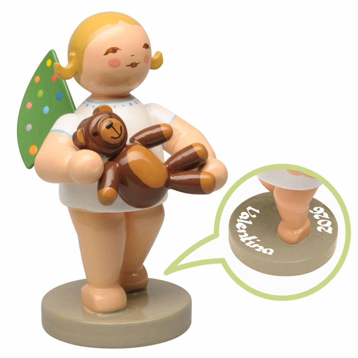 World Childhood Foundation Engel mit bunten Flügelpunkten und Teddy - mit Beschriftung - Haarfarbe blond