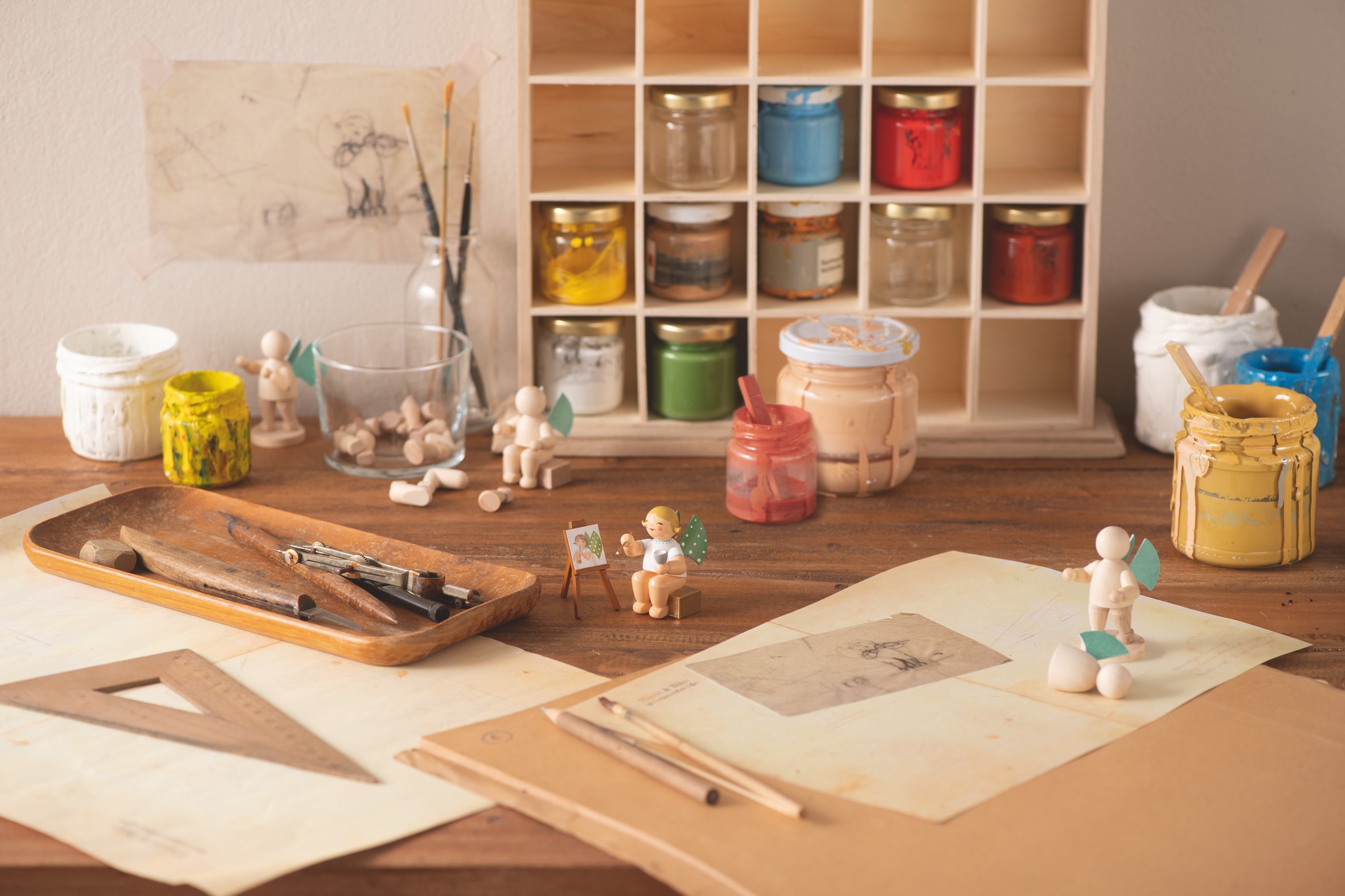 Arbeitstisch in der Werkstatt mit kleinen Engelfiguren