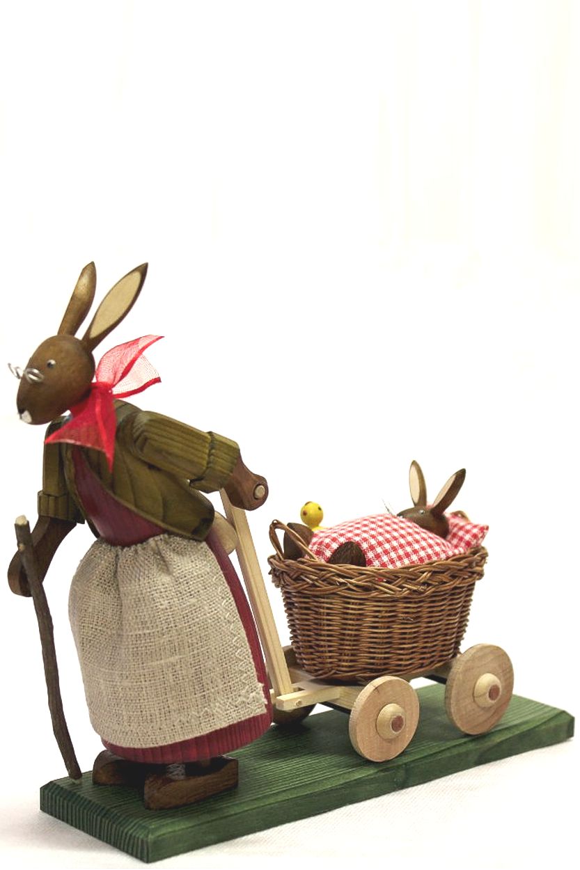 Osterhasengroßmutter mit Baby im Wagen 18cm - Fa. Steglich Osterhasengroßmutter mit Baby im Wagen 18cm - Fa. Steglich