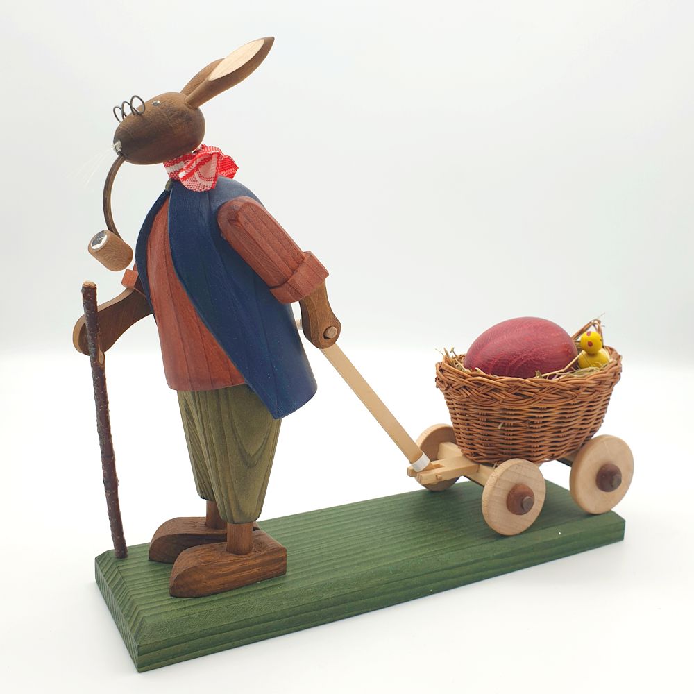 Hasengroßvater mit großem Ei im Wagen