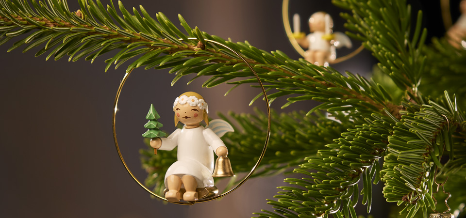 Margeritenengel im Ring mit Bäumchen und Glocke von Wendt und Kühn an Tannenzweig