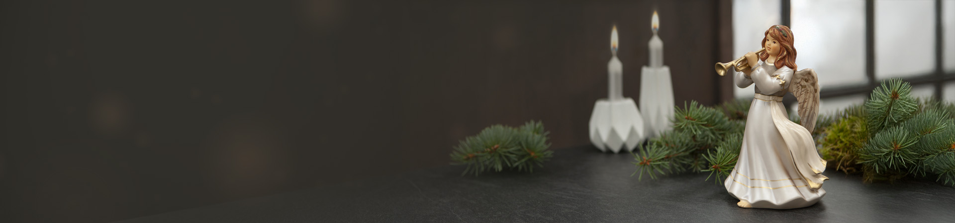 Weißer Goebel Engel mit Trompete