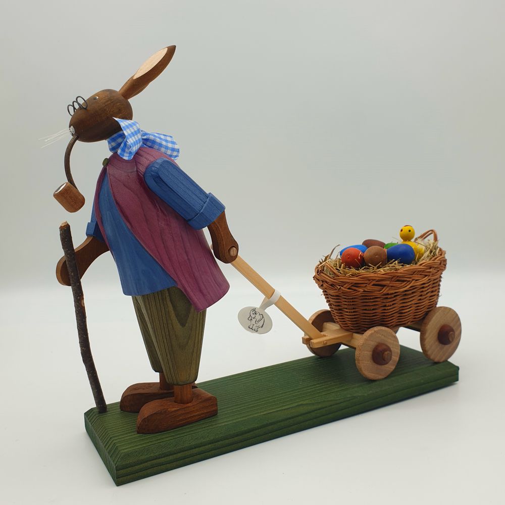Hasengroßvater mit kleinen Eiern im Wagen
