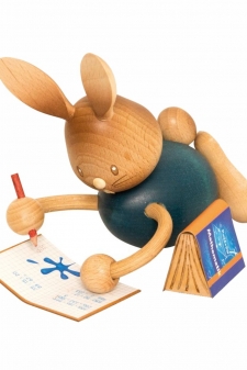 Stupsi Hase Homeschooling liegend mit Buch - Fa. Kuhnert