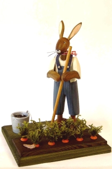 Osterhase mit Möhrenfeld 17cm - Fa. Steglich