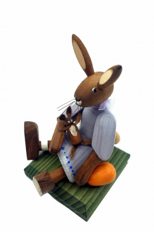 Osterhasenmädchen sitzend mit Puppe 8 cm lila - Fa. Steglich